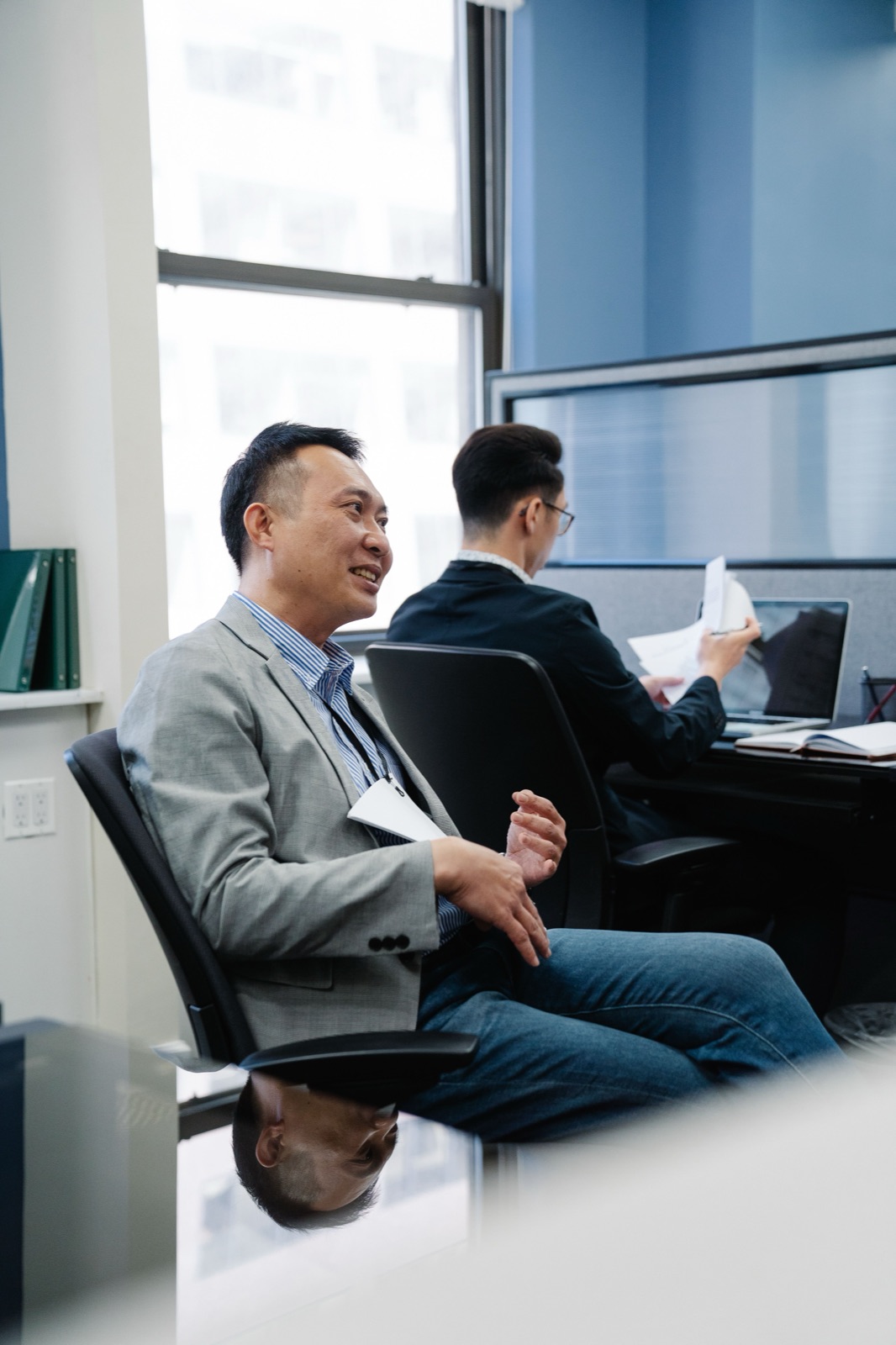家人在辦公空間討論文件，呈現贈與前先談清楚權利與用途