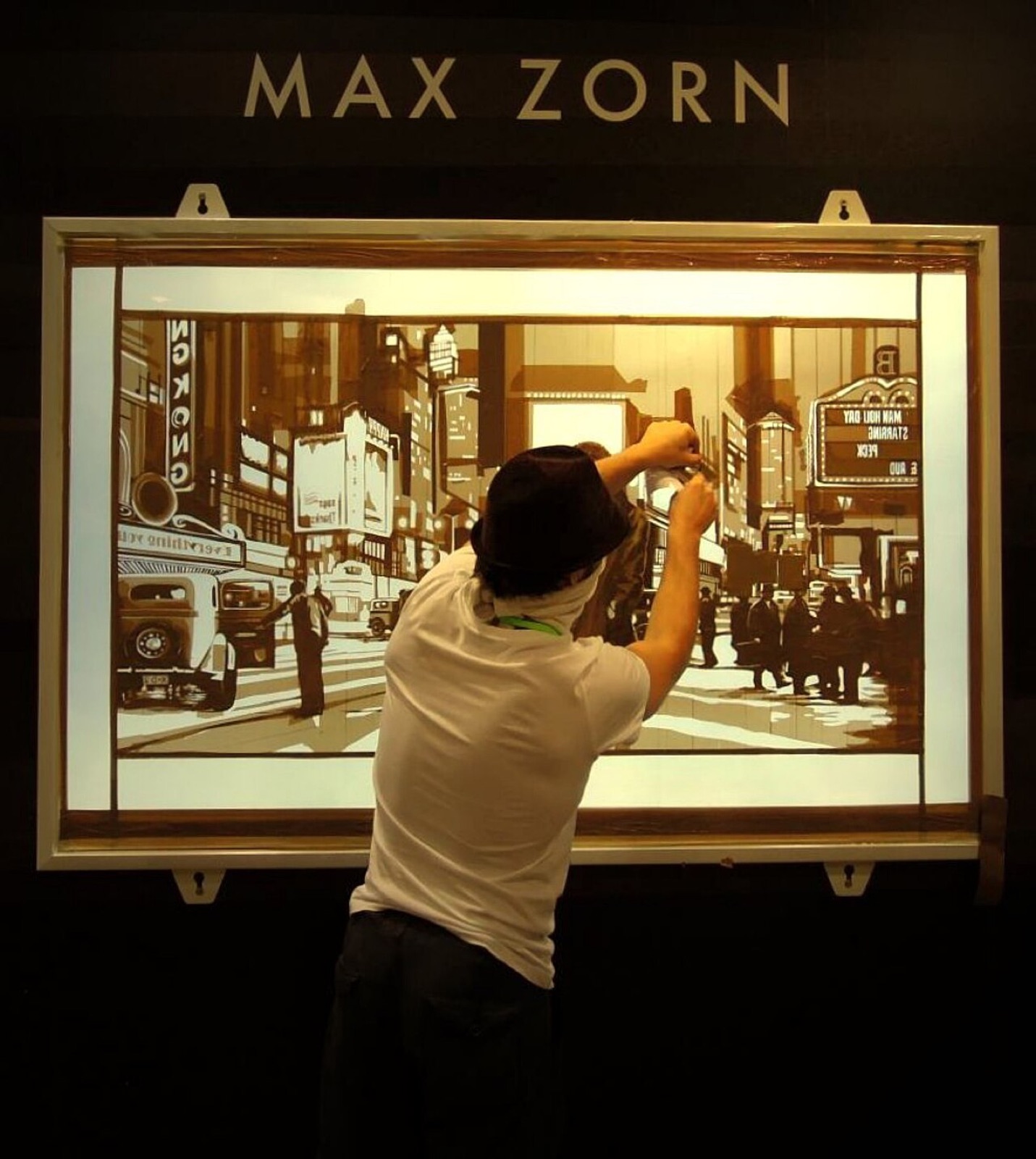 工作人員在展場檢查並整理藝術作品，對應藝術品保存與紀錄管理
