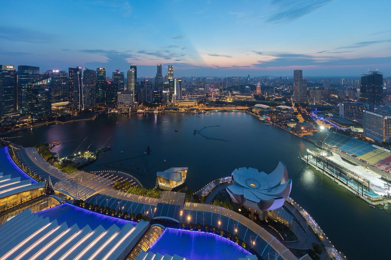 新加坡濱海灣與金融區夜景，對應移居後的稅務居民與金融帳戶更新