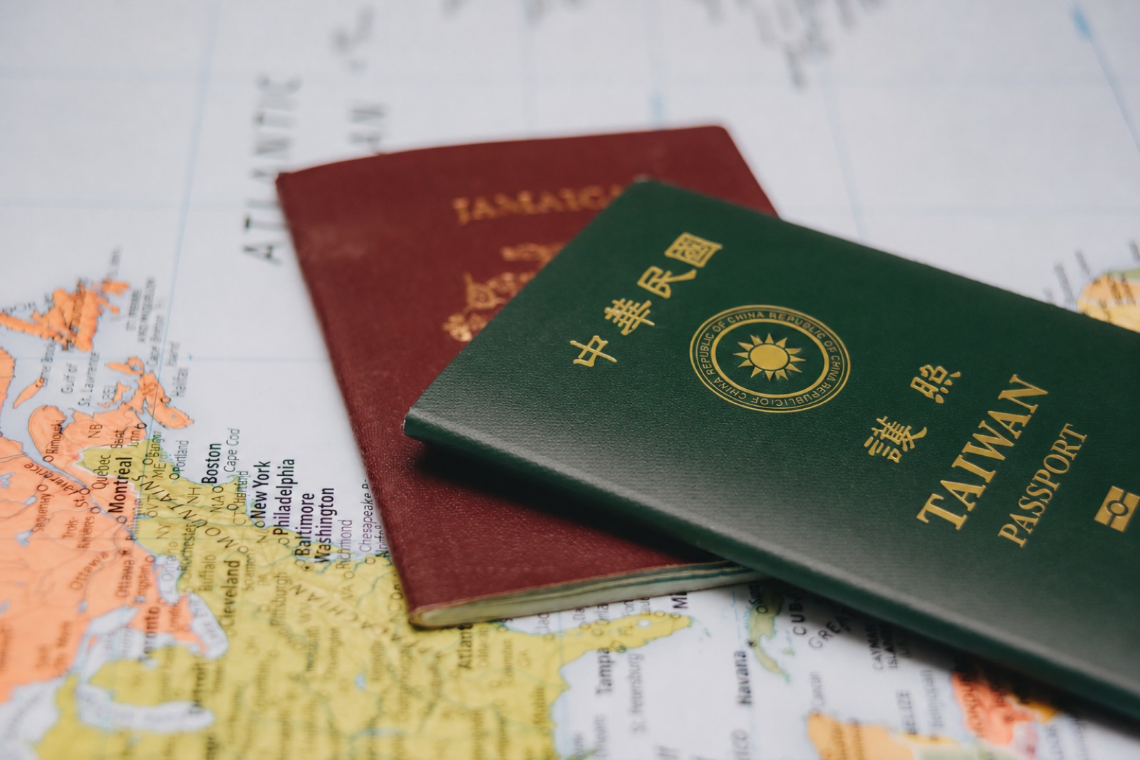 台灣護照放在世界地圖上，提醒國籍、居留與稅務居民是不同判斷