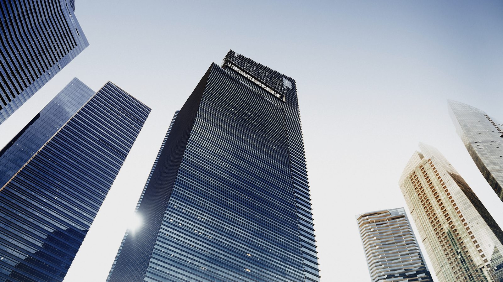 高樓建築仰視畫面，象徵跨境資產架構需要被重新檢視